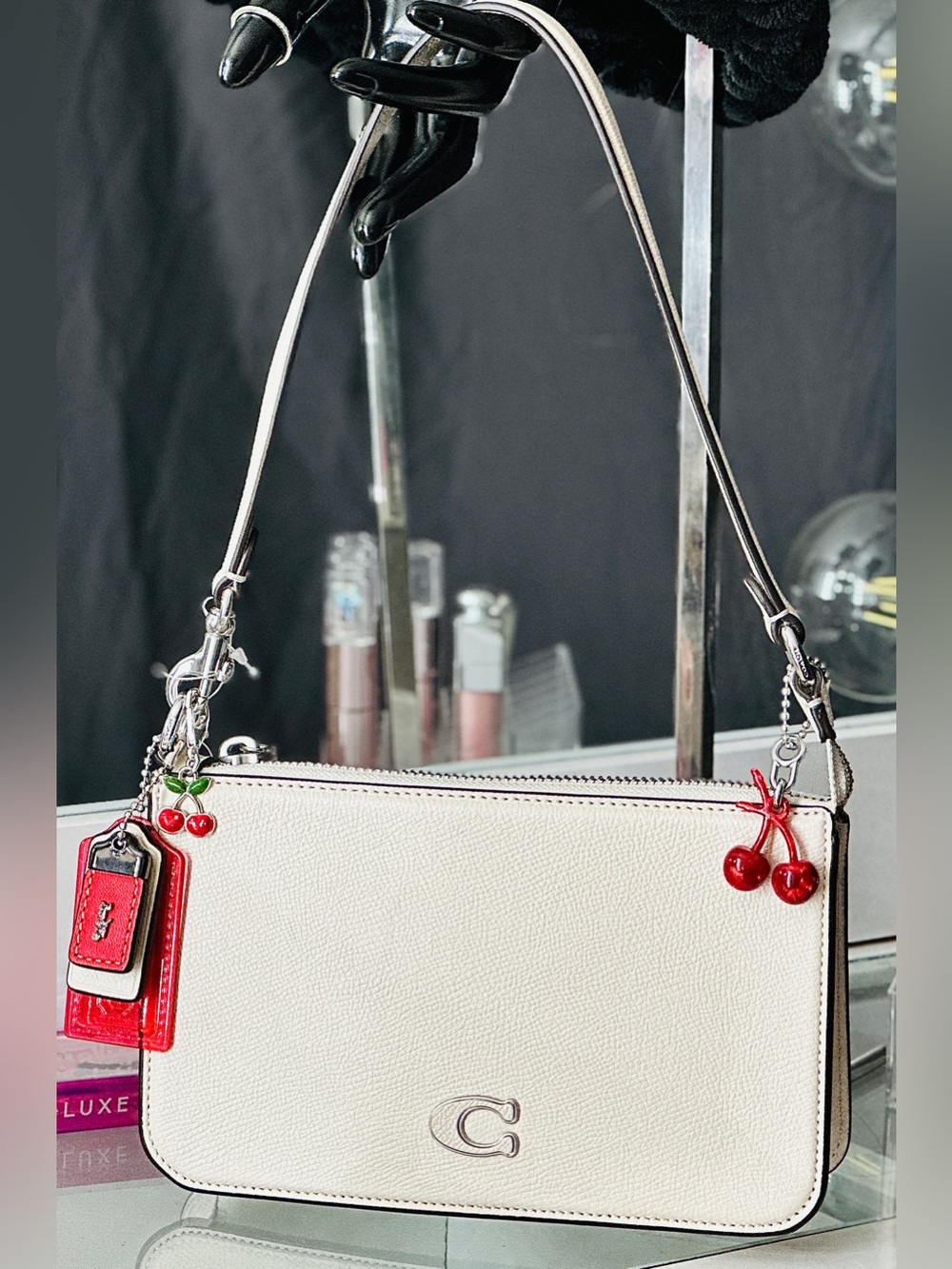 COACH
Pouch Signature Canva Shoulder Bag
Item No. CJ797